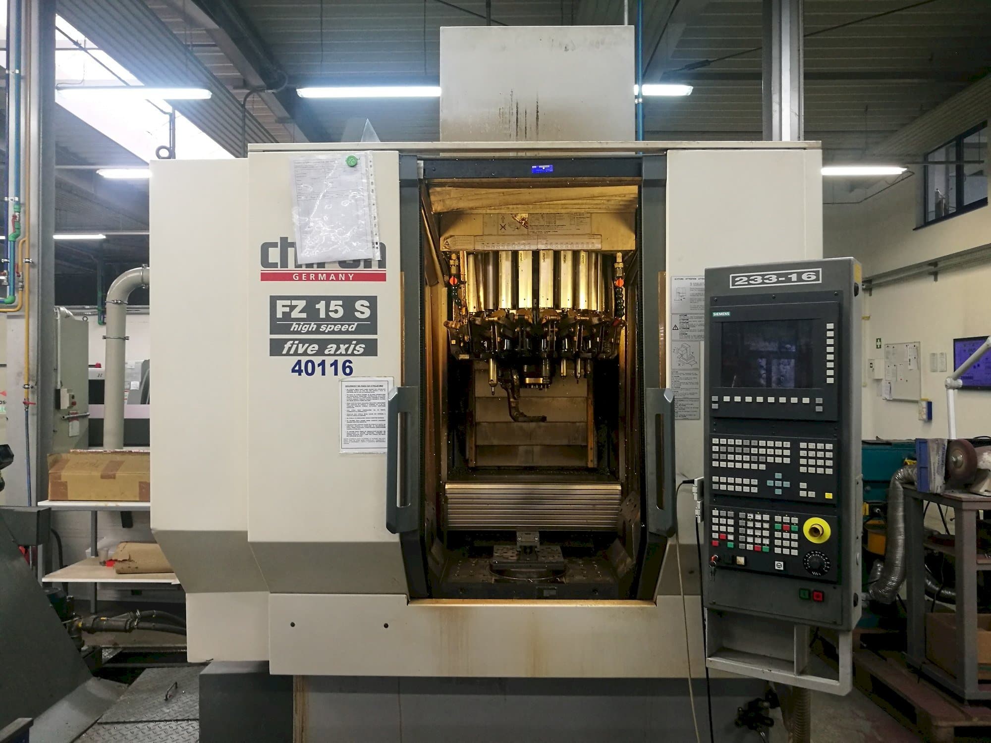 Vooraanzicht  van CHIRON FZ15S  machine