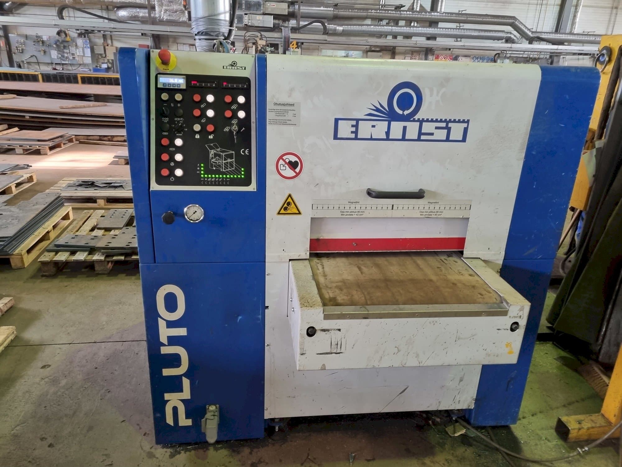 Vooraanzicht  van ERNST PLUTO ELL 600  machine