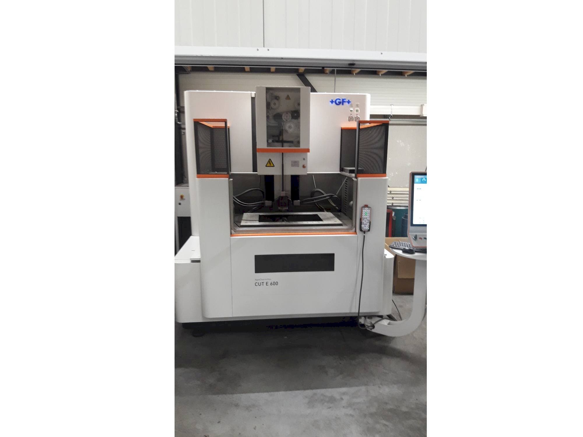 Vooraanzicht  van GF AgieCharmilles EDM CUT E 600  machine