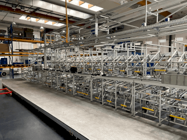 Vooraanzicht  van ITEM Montageplatz Venta  machine