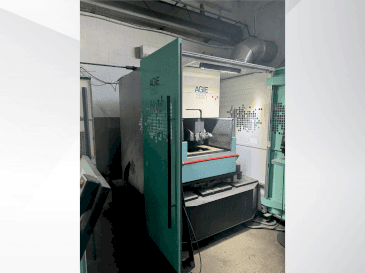 Vooraanzicht van AGIE Agiecut Classic S machine
