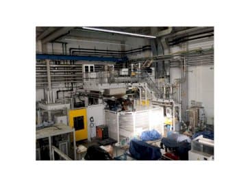 Vooraanzicht van EXTRAPLAST 140to machine