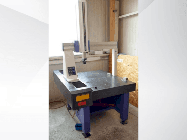 Vooraanzicht  van Mitutoyo Crysta-Plus M574  machine