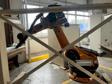 Vooraanzicht van KUKA KR-240-2 machine
