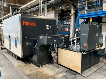Vooraanzicht  van Mazak VARIAXIS i-700  machine