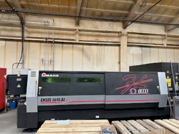 Vooraanzicht van AMADA ENSIS-3015 AJ machine