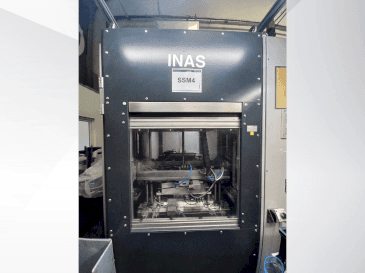 Vooraanzicht van INAS VSM 210 machine
