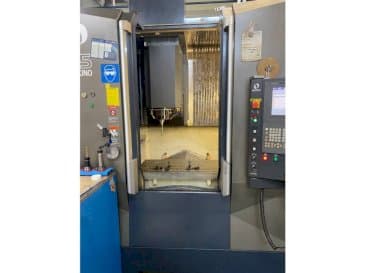 Vooraanzicht van Makino F5 machine