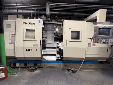 Vooraanzicht  van Okuma LU2-M  machine