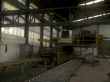 Vooraanzicht van MANNI Sandwich Panel Production Line machine
