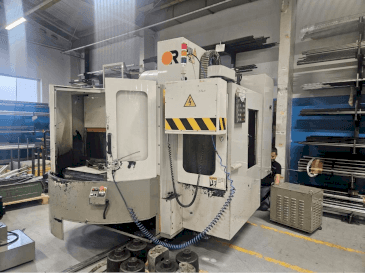 Vooraanzicht  van Victor Vcenter 70 - APC  machine