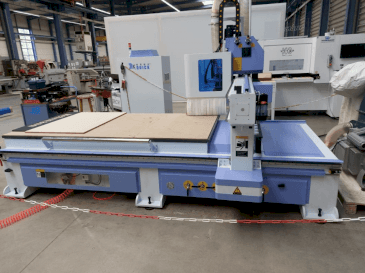 Vooraanzicht  van QUICK CNC UE-481  machine