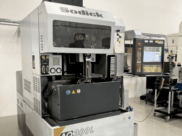 Vooraanzicht  van Sodick AQ300L  machine