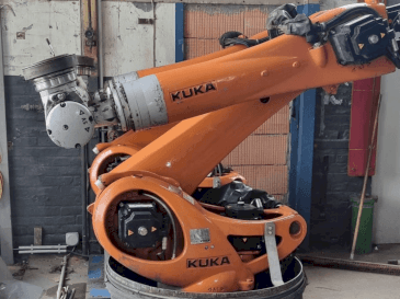Vooraanzicht  van KUKA KR 90 R3100 extra C-F-HP  machine
