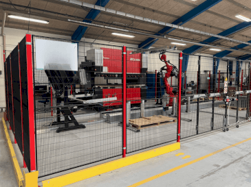 Vooraanzicht van AMADA HFE3i 1003 8 axes L machine