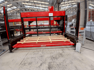 Vooraanzicht van AMADA EMZ3612M2 machine