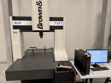 Vooraanzicht  van BROWN & SHARPE XCEL 7107  machine