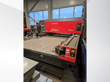 Vooraanzicht van AMADA LC 2415 A3 machine