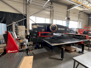 Vooraanzicht van AMADA EM2510NT machine