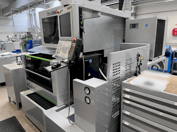 Vooraanzicht van Sodick VL 400Q machine