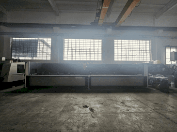 Vooraanzicht  van Emmegi COMET X6  machine