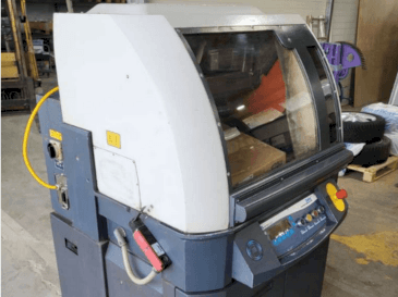 Vooraanzicht van Buehler Large Delta Automatic Chop Cutter 10-1317-400 machine