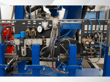 Vooraanzicht  van KUKA KR 100-2 HA 2000  machine