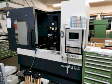 Vooraanzicht van Makino EU64 machine
