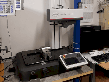 Vooraanzicht van MAHR MarSurf CD 140 machine