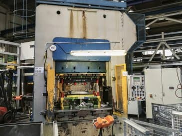 Vooraanzicht  van SMERAL LKT 250 machine