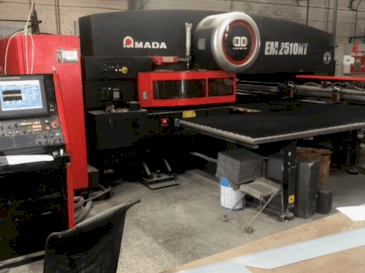 Vooraanzicht van AMADA EM2510NT machine