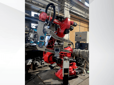 Vooraanzicht van COMAU C4G machine