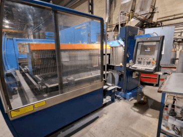 Vooraanzicht van Prima Industrie PLATINO 1530 machine