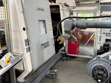 Vooraanzicht  van Okuma Twinstar LT300-M  machine