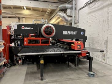 Vooraanzicht  van AMADA EM2510NT  machine