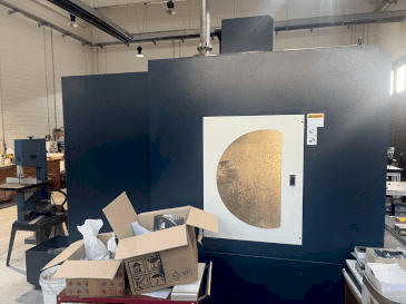 Vooraanzicht  van Johnford Dart VMC 1000A HI TECH  machine