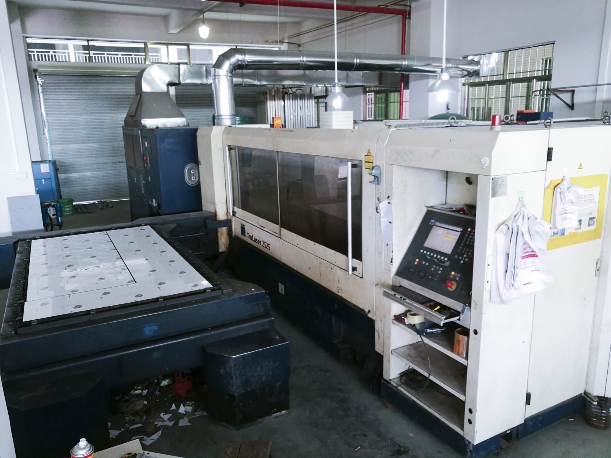 Recht aanzicht  van Trumpf TruLaser 2525 machine