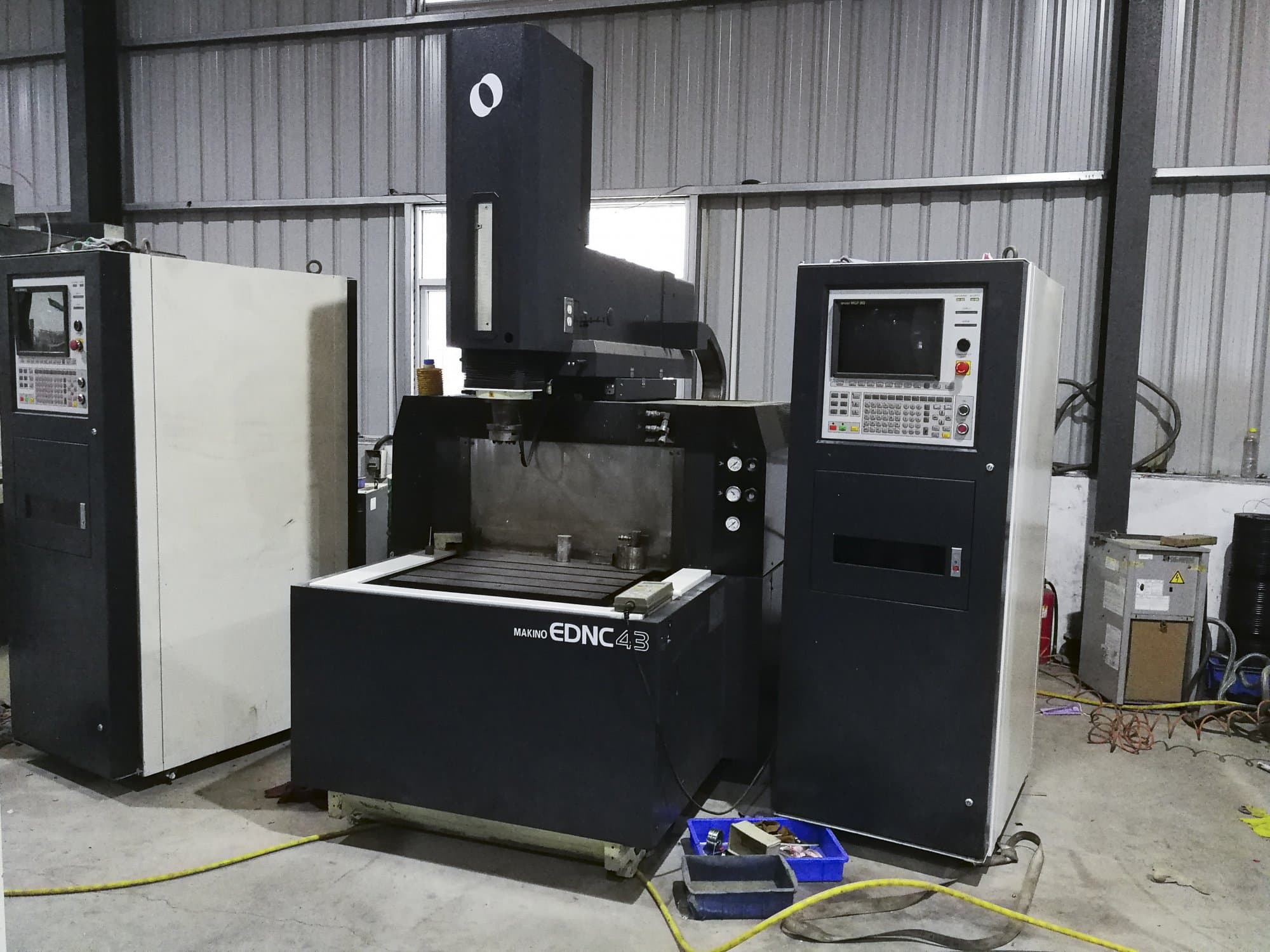 Vooraanzicht van Makino EDNC43 machine