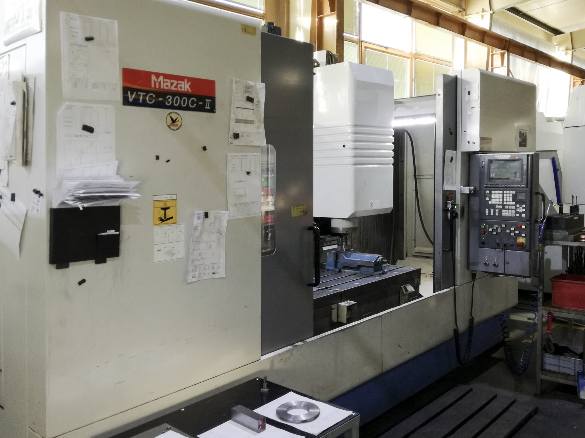 Links zicht  van Mazak VTC-300C machine