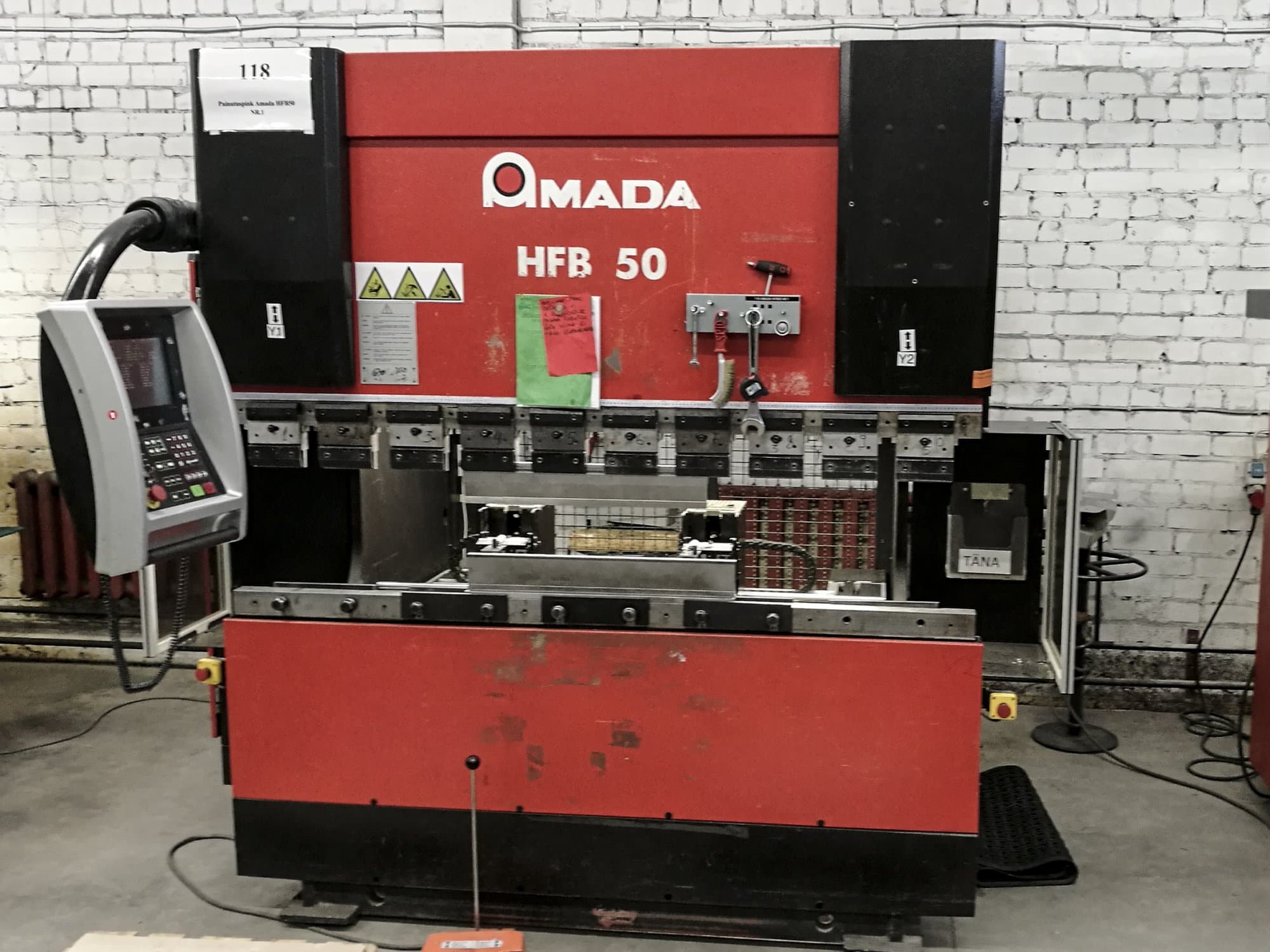 Vooraanzicht van AMADA HFB 50 machine
