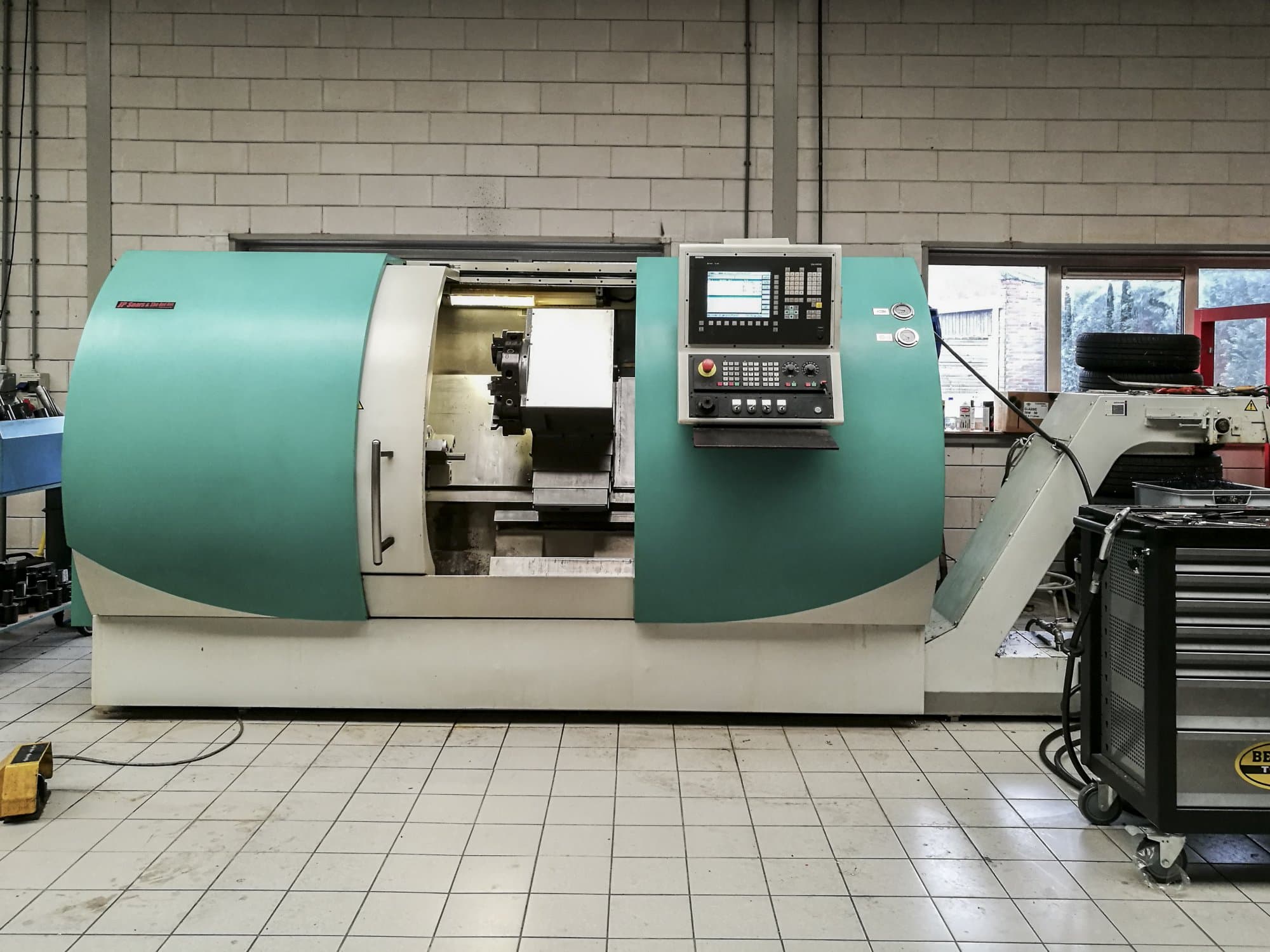 Vooraanzicht  van TRENS SBL 500 CNC machine