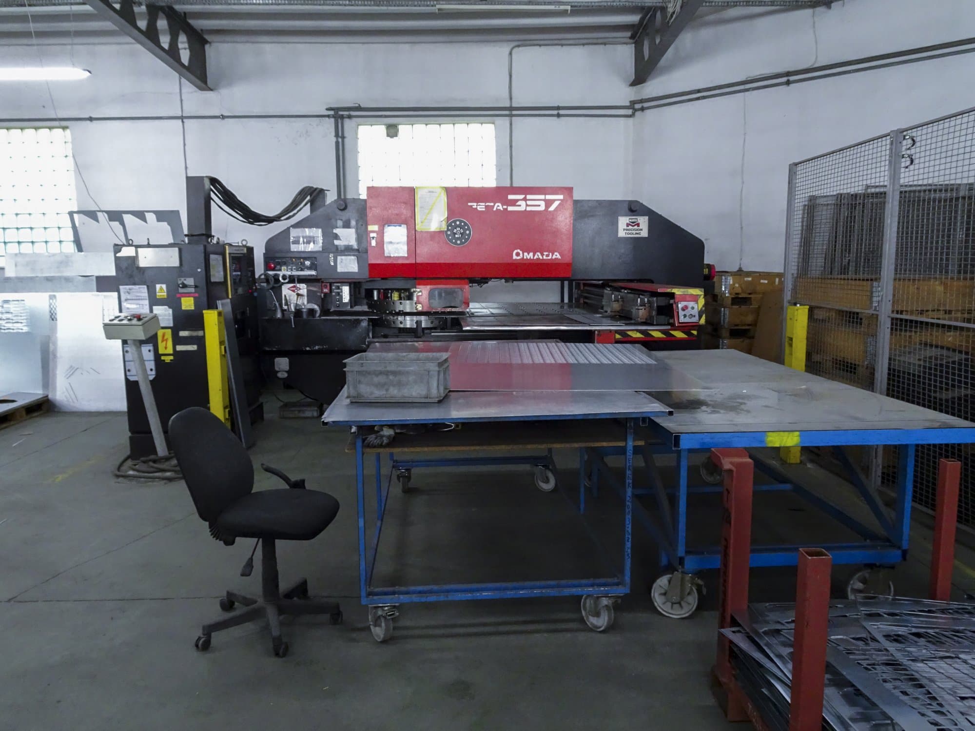 Vooraanzicht  van AMADA PEGA 357 machine