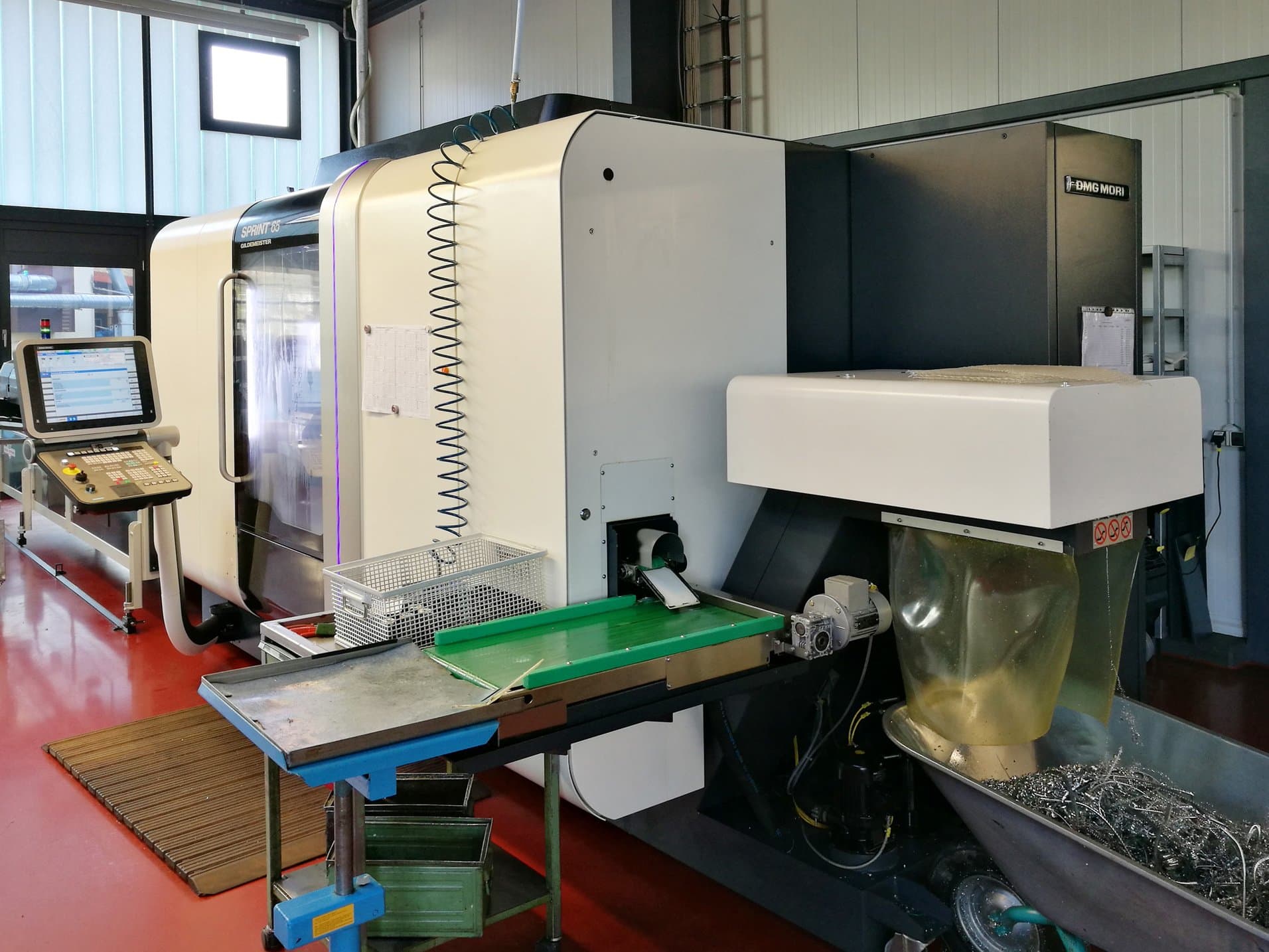 Recht aanzicht  van DMG MORI Sprint 65 3T machine