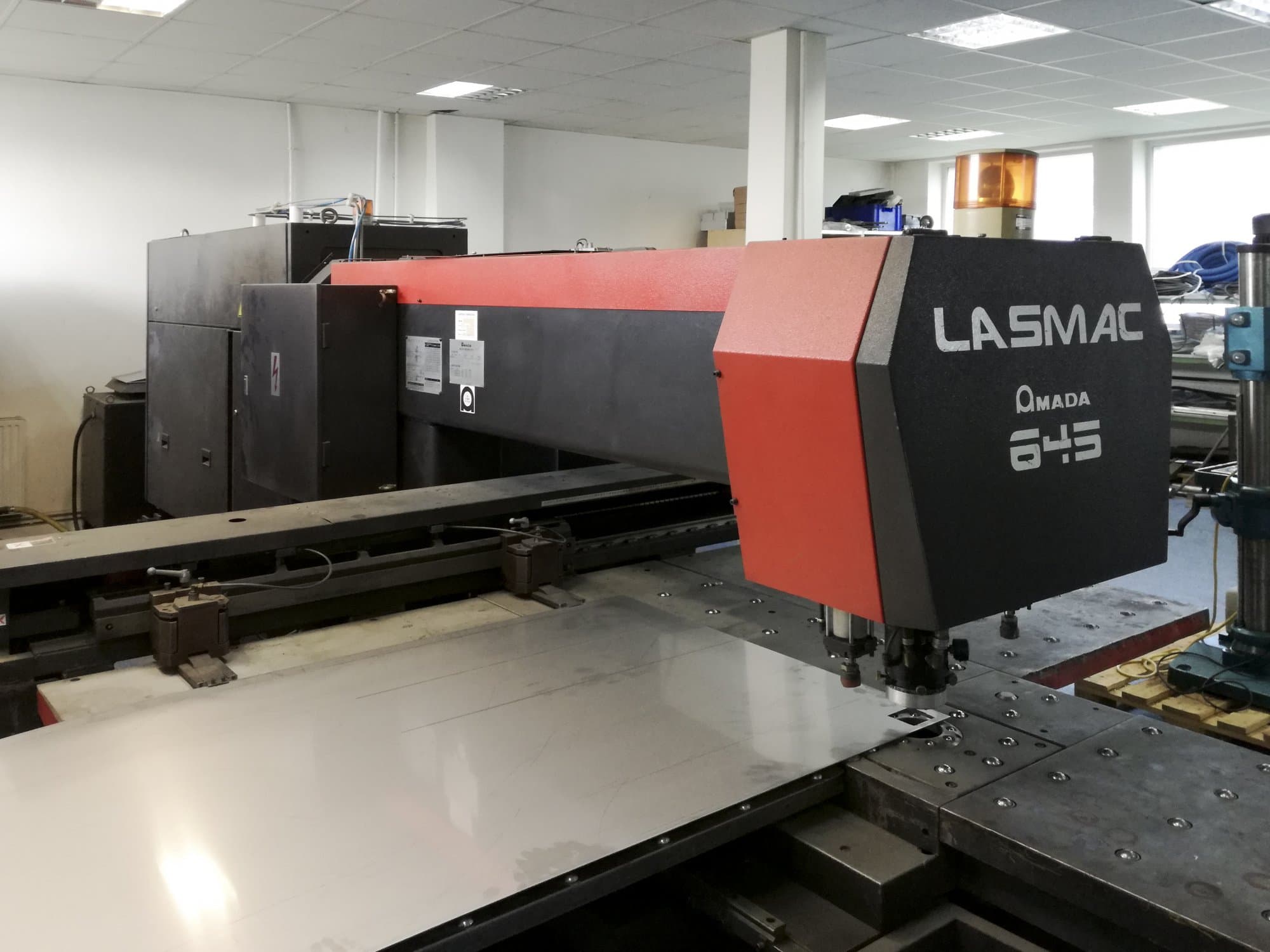 Links zicht  van AMADA LCE 645 machine