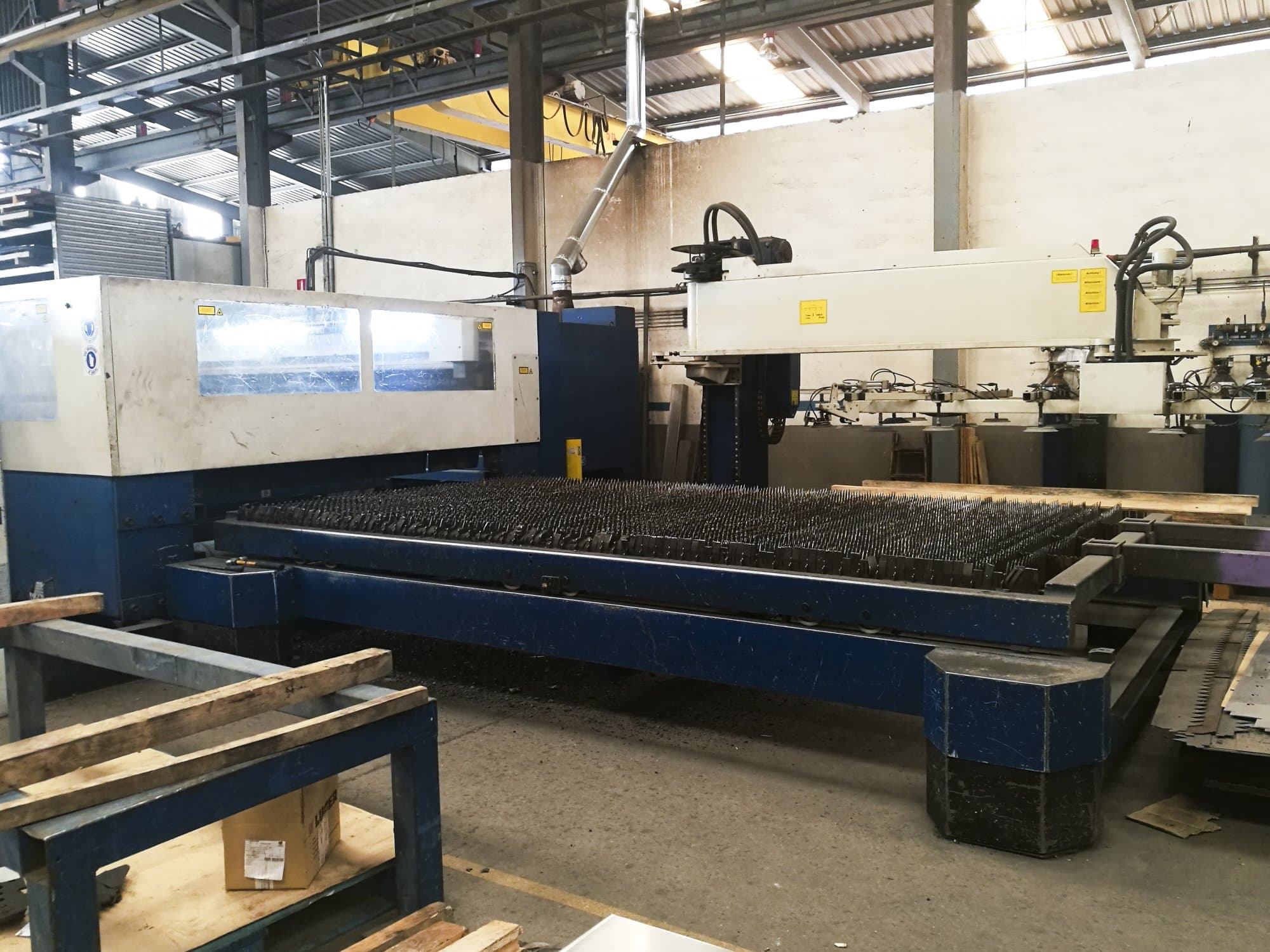 Links zicht  van Trumpf Trumatic L4030 machine