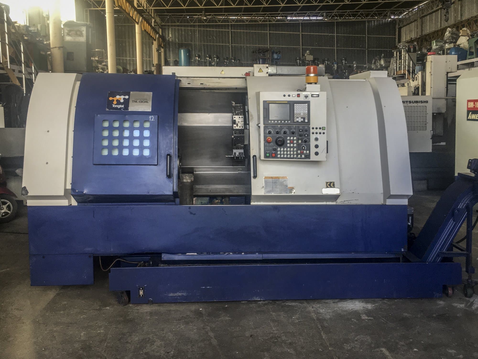 Vooraanzicht  van Tongtai TNL-130 AL machine