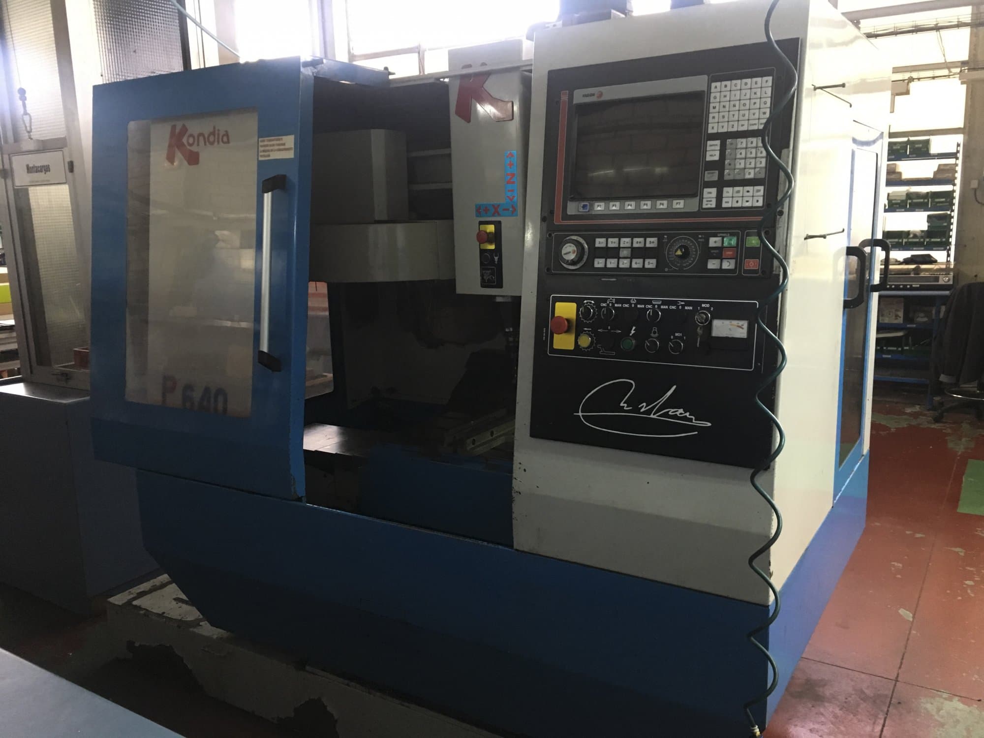 Recht aanzicht  van KONDIA B-640 machine