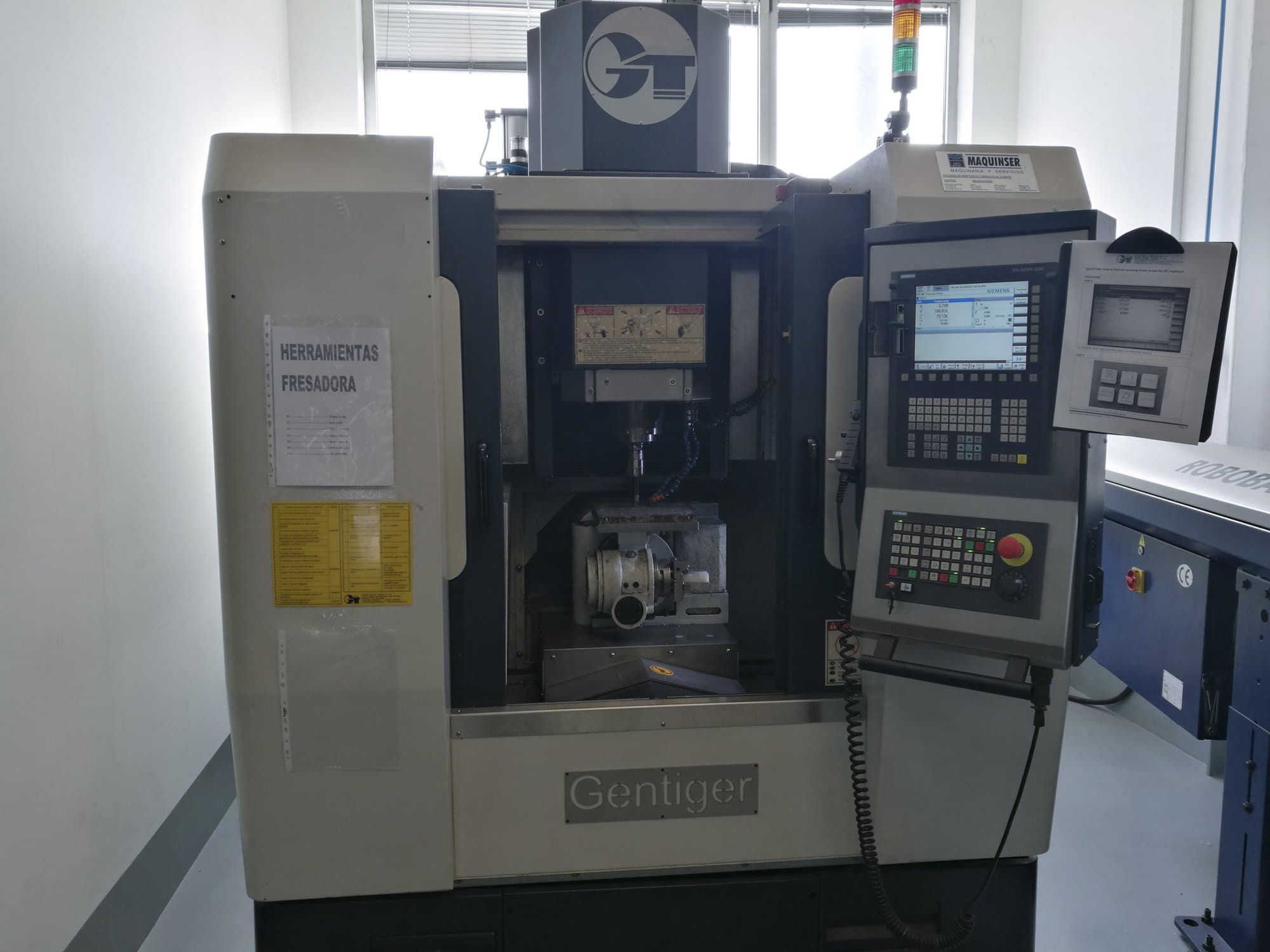 Vooraanzicht  van GENTIGER GT-45-5AX machine