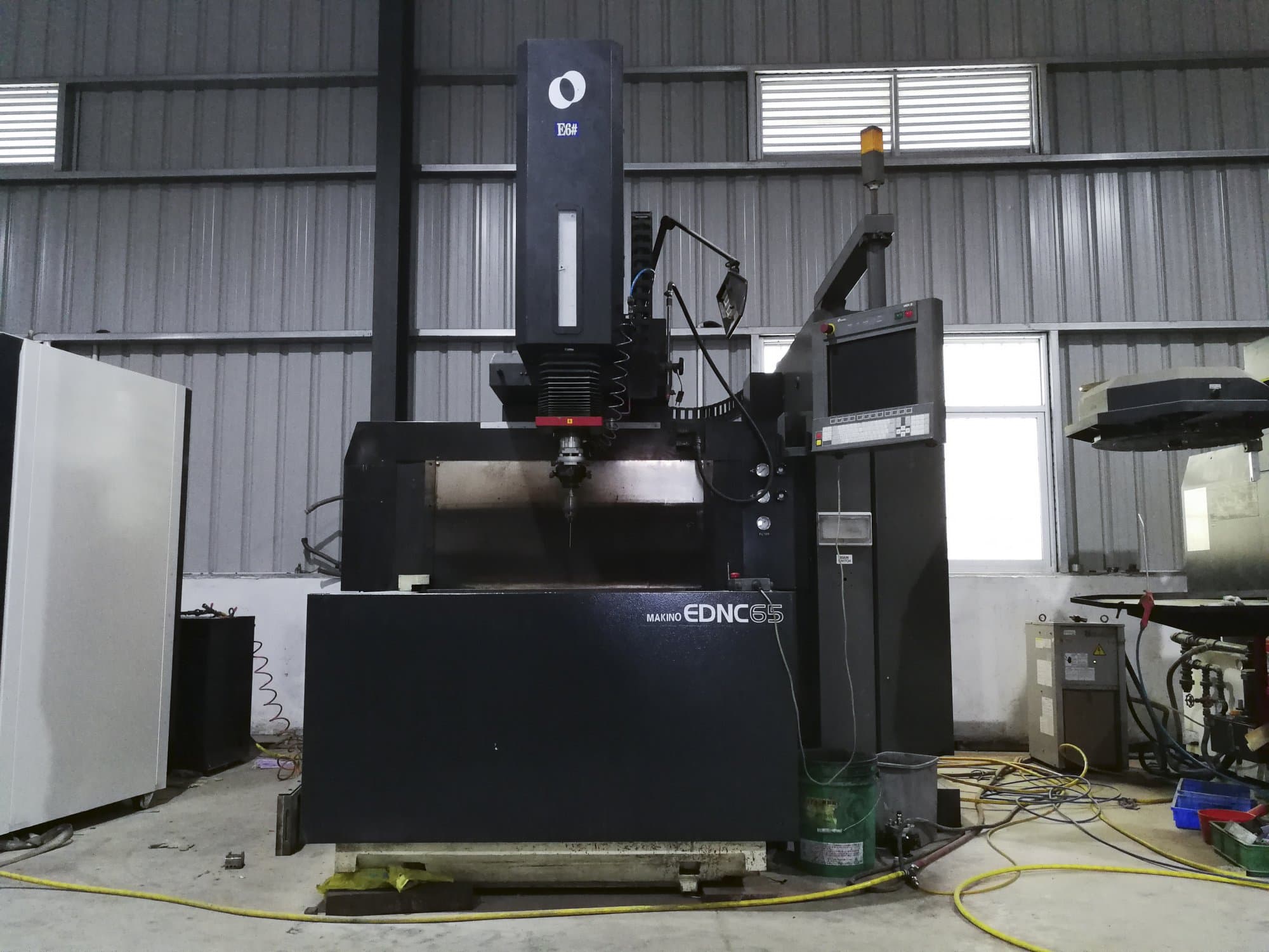 Vooraanzicht van Makino EDNC65 machine