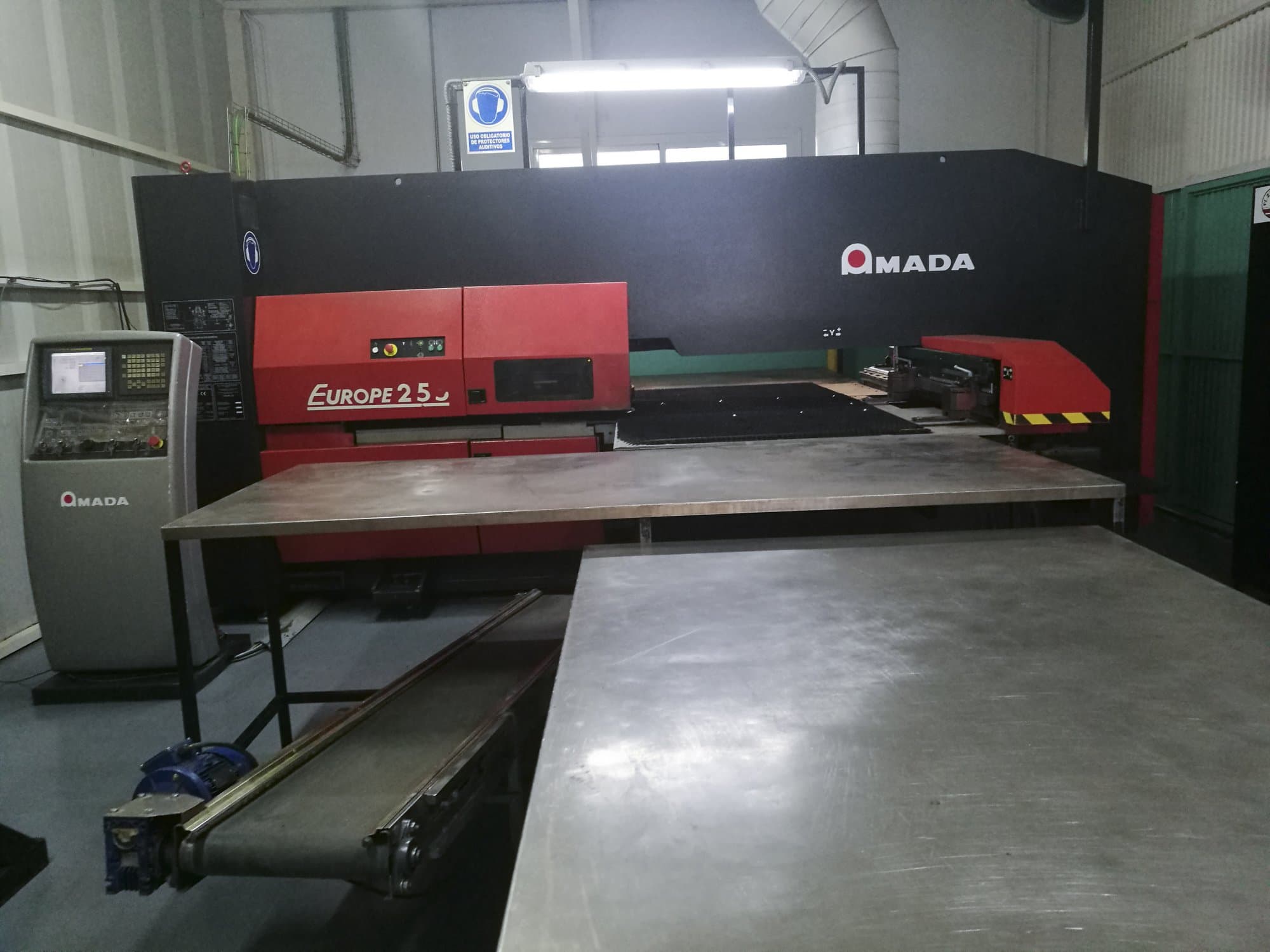 Vooraanzicht  van AMADA EUROPE 255 machine